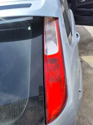 Foto de PILOTO TRASERO DERECHO FORD FOCUS BERLINA (CAP) 1.8 TDCi Turbodiesel CAT (116 CV / 85 KW)