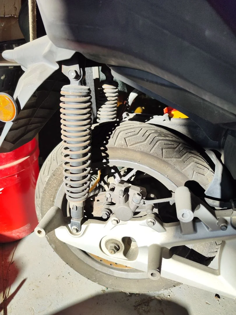 Foto de AMORTIGUADOR TRASERO YAMAHA X-MAX 250 250 cm3 - 15 kW (20 CV / 15 KW)