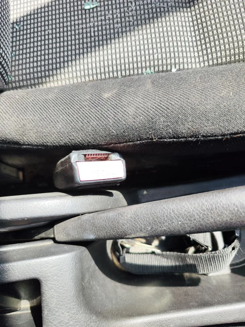 Foto de ENGANCHE CINTURON DELANTERO IZQUIERDO PEUGEOT 307 BERLINA (S2) 1.4 16V CAT (KFU / ET3J4) (88 CV / 65 KW)
