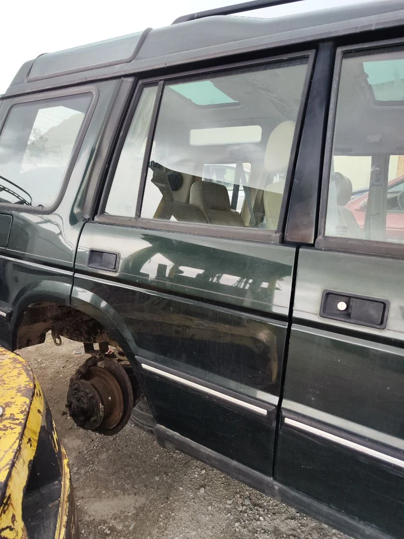 Foto de PUERTA TRASERA DERECHA LAND ROVER DISCOVERY (LT) 4.0 V8 CAT (185 CV / 136 KW)