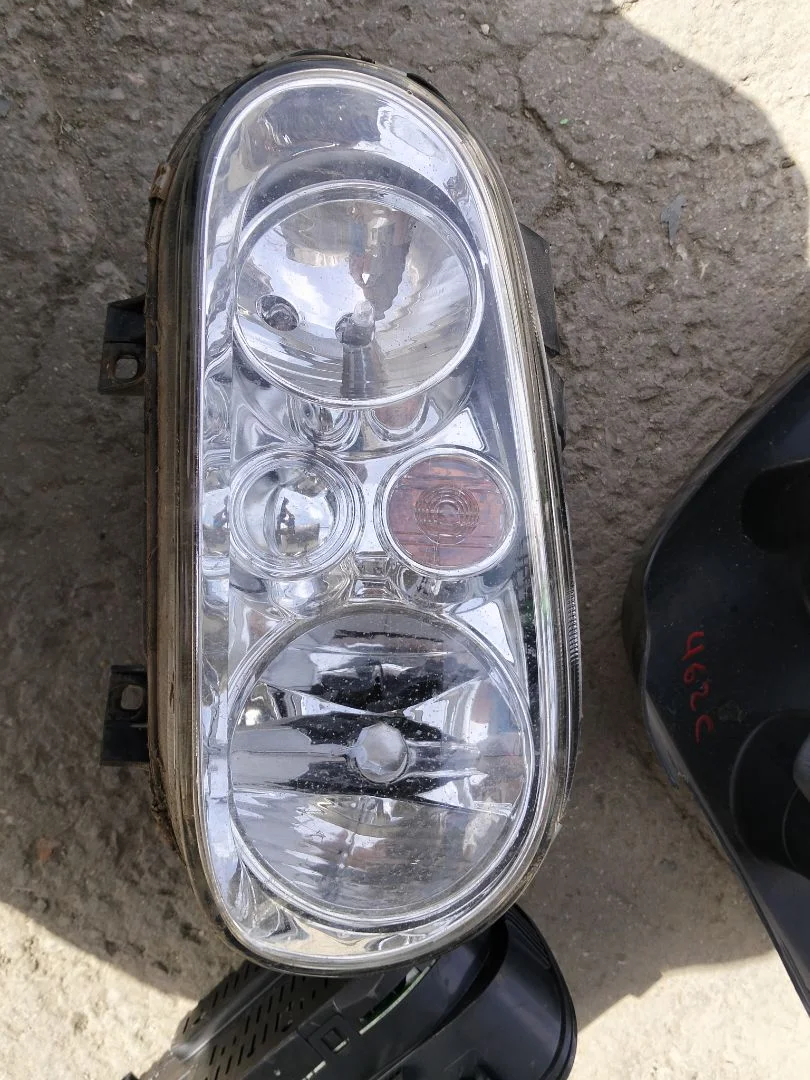 Foto de FARO IZQUIERDO VOLKSWAGEN GOLF IV BERLINA (1J1)(10.1997) 1.9 TDI (101 CV / 74 KW) referencia 083411108L