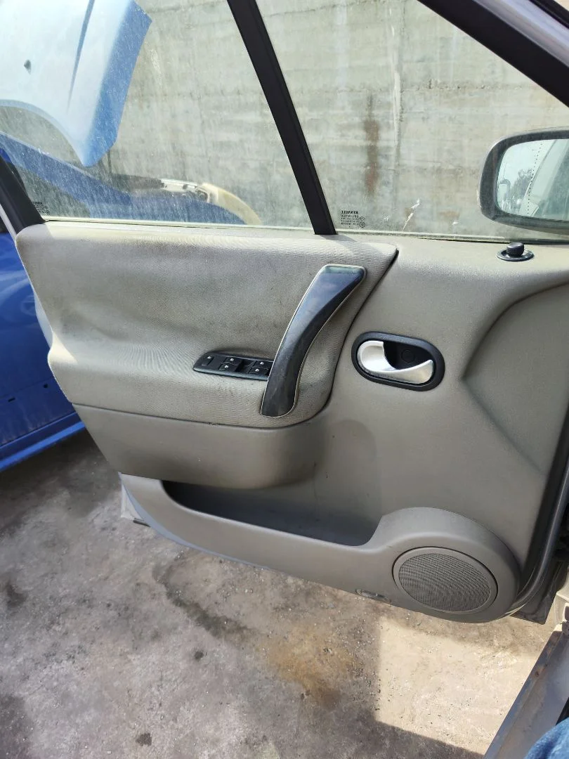 Foto de GUARNECIDO PUERTA DELANTERA IZQUIERDA RENAULT SCENIC II (JM) 1.9 dCi Diesel (120 CV / 88 KW) referencia 7701056912