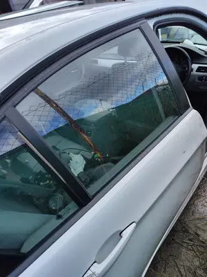 Foto de LUNA TRASERA DERECHA BMW SERIE 3 BERLINA (E90) 2.0 Turbodiesel CAT (143 CV / 105 KW)