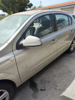 Foto de PUERTA DELANTERA IZQUIERDA OPEL ASTRA H BERLINA 1.7 16V CDTI (110 CV / 81 KW) referencia 93192036 foto 2