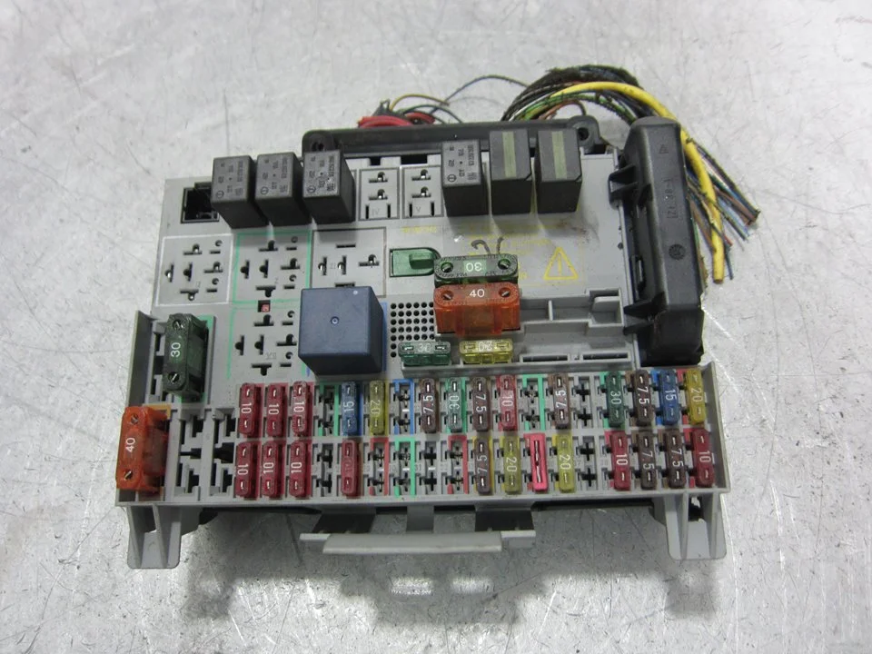 Foto de CAJA RELES / FUSIBLES OPEL ASTRA G BERLINA 1.6 (75 CV / 55 KW) referencia 90589965