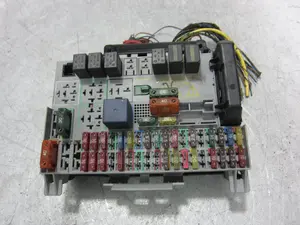 Foto de CAJA RELES / FUSIBLES OPEL ASTRA G BERLINA 1.6  (75 CV / 55 KW) referencia 90589965