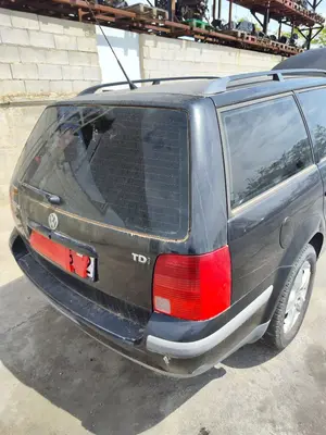Foto de PORTON TRASERO VOLKSWAGEN PASSAT VARIANT (3B5) 1.9 TDI (110 CV / 81 KW) referencia 3B9827025K foto 2