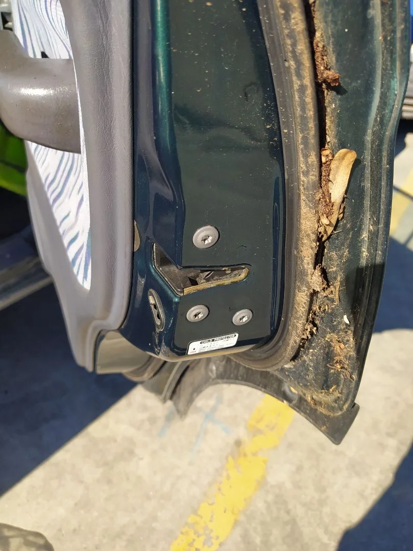 Foto de CERRADURA PUERTA TRASERA DERECHA TOYOTA LAND CRUISER (J9) 3.0 Turbodiesel (125 CV / 92 KW)
