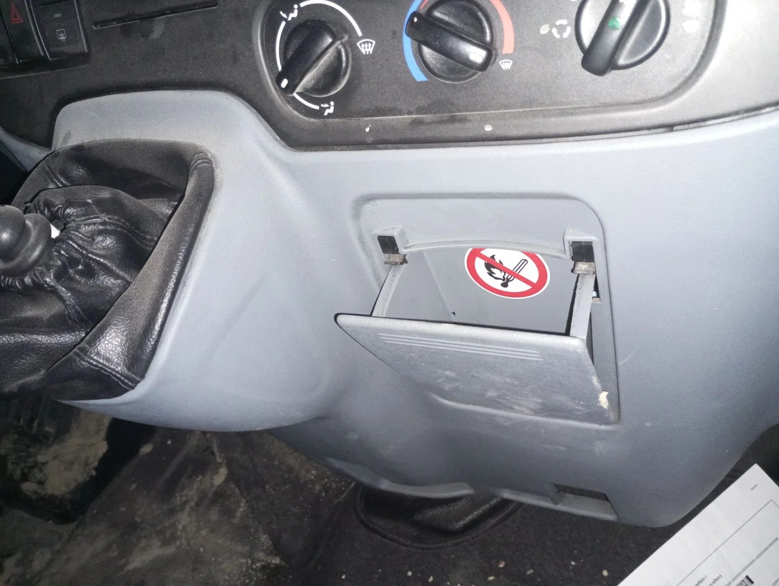 Foto de CENICERO FORD TRANSIT COMBI (TT9) 2.2 TDCi CAT (116 CV / 85 KW)