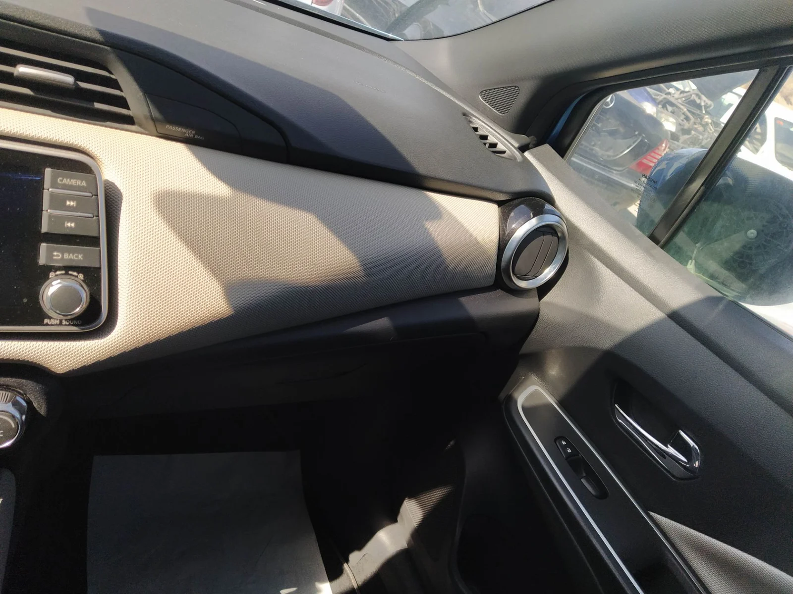 Foto de GUANTERA NISSAN MICRA (K14) 0.9 CAT (90 CV / 66 KW)