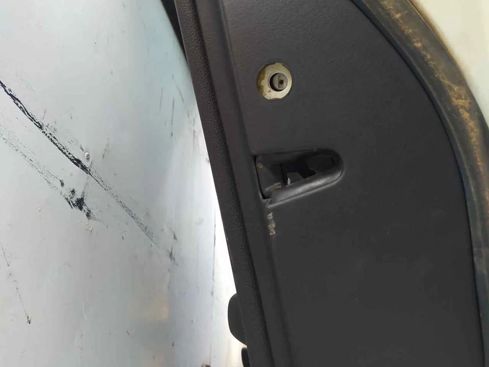 Foto de CERRADURA PUERTA TRASERA DERECHA AUDI A4 AVANT (8E) 2.5 V6 24V TDI (163 CV / 120 KW)