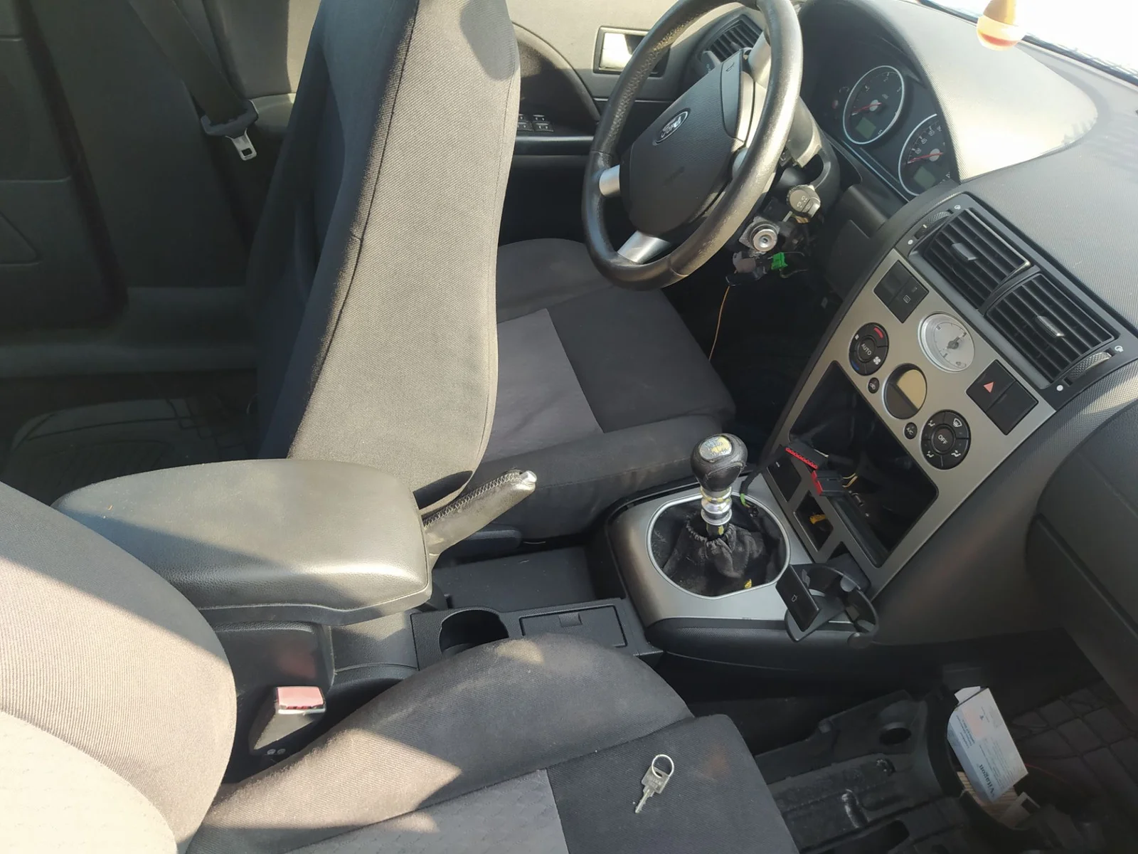 Foto de APOYABRAZOS CENTRAL FORD MONDEO BERLINA (GE) 2.0 TDCi CAT (131 CV / 96 KW) referencia 1145905