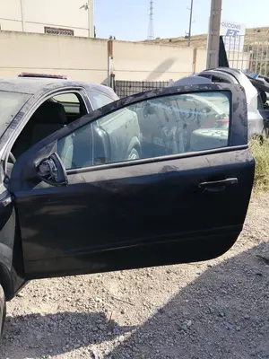 Foto de PUERTA DELANTERA IZQUIERDA OPEL ASTRA H GTC 1.9 CDTI (120 CV / 88 KW)