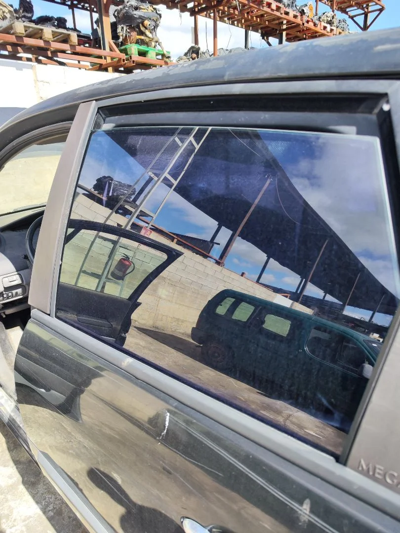 Foto de LUNA TRASERA IZQUIERDA RENAULT SCENIC II (JM) 1.9 dCi Diesel (120 CV / 88 KW) referencia 8200120611