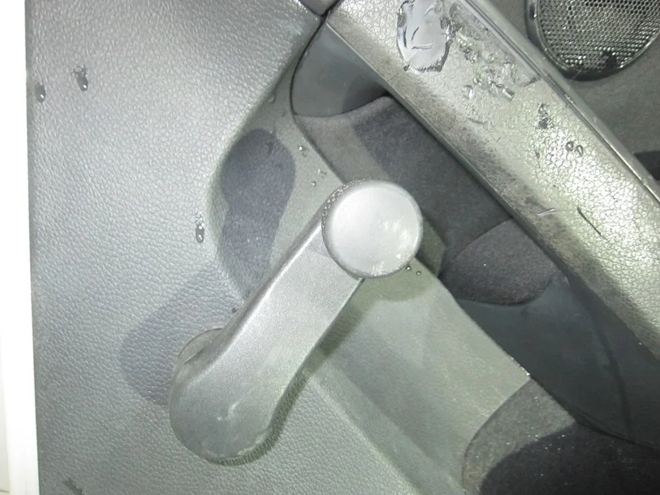 Foto de MANETA ELEVALUNAS TRASERA DERECHA VOLKSWAGEN GOLF VI (5K1)(10.2008) 1.6 TDI DPF (105 CV / 77 KW)