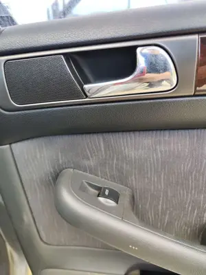 Foto de MANETA INTERIOR TRASERA DERECHA AUDI A6 BERLINA (4B2) 2.5 V6 24V TDI (150 CV / 110 KW) referencia 4B0839020B FKZ