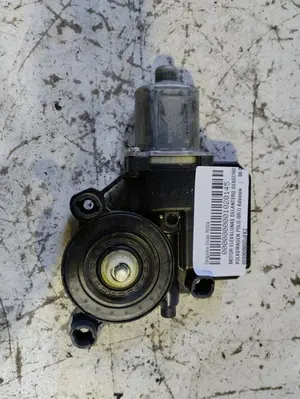 Foto de MOTOR ELEVALUNAS DELANTERO DERECHO VOLKSWAGEN POLO V (6R1) 1.2 TDI (75 CV / 55 KW) referencia 6R0959802AD foto 1