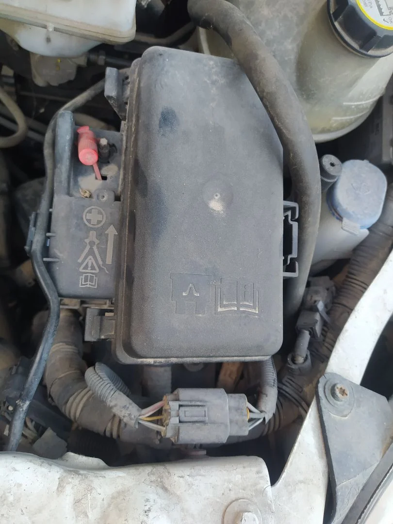 Foto de CAJA RELES / FUSIBLES FORD TRANSIT COMBI (TT9) 2.2 TDCi CAT (116 CV / 85 KW)