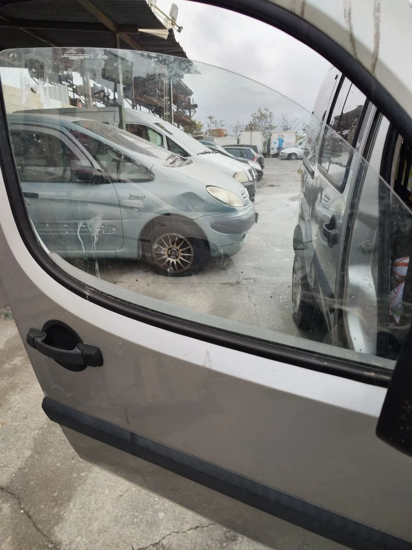 Foto de LUNA DELANTERA DERECHA FIAT I DOBLÒ (119) 1.9 JTD CAT (105 CV / 77 KW)