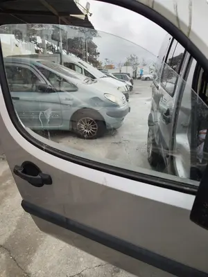 Foto de LUNA DELANTERA DERECHA FIAT I DOBLÒ (119) 1.9 JTD CAT (105 CV / 77 KW)