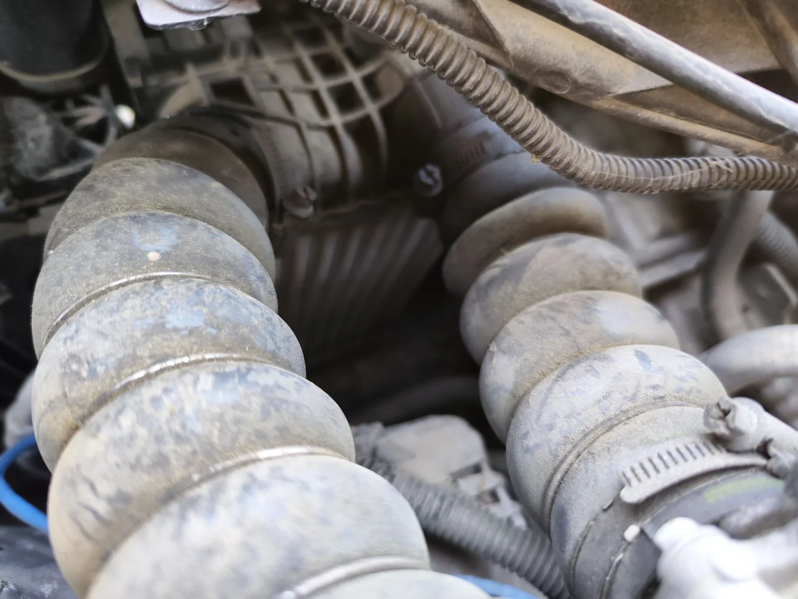 Foto de INTERCOOLER FORD C-MAX (CB7) 1.6 TDCi CAT (116 CV / 85 KW)