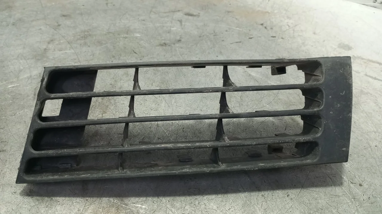 Foto de MOLDURAS DELANTERAS AUDI A4 AVANT (B5) 1.9 TDI (110 CV / 81 KW) referencia 8D0807845