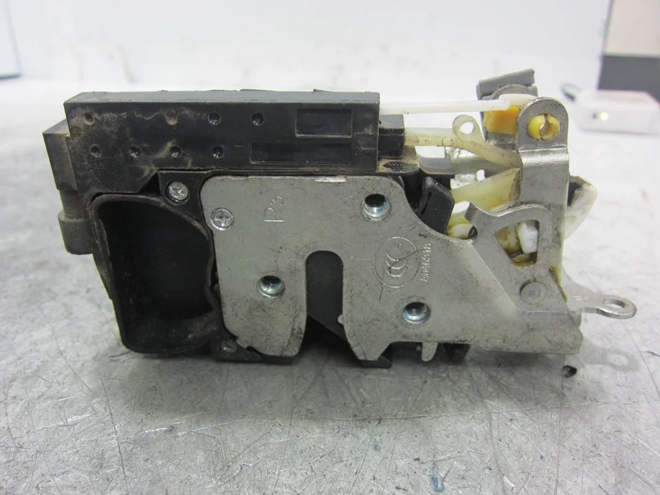 Foto de CERRADURA PUERTA DELANTERA DERECHA CHEVROLET AVEO BERLINA 1.4 CAT (94 CV / 69 KW) referencia A046818