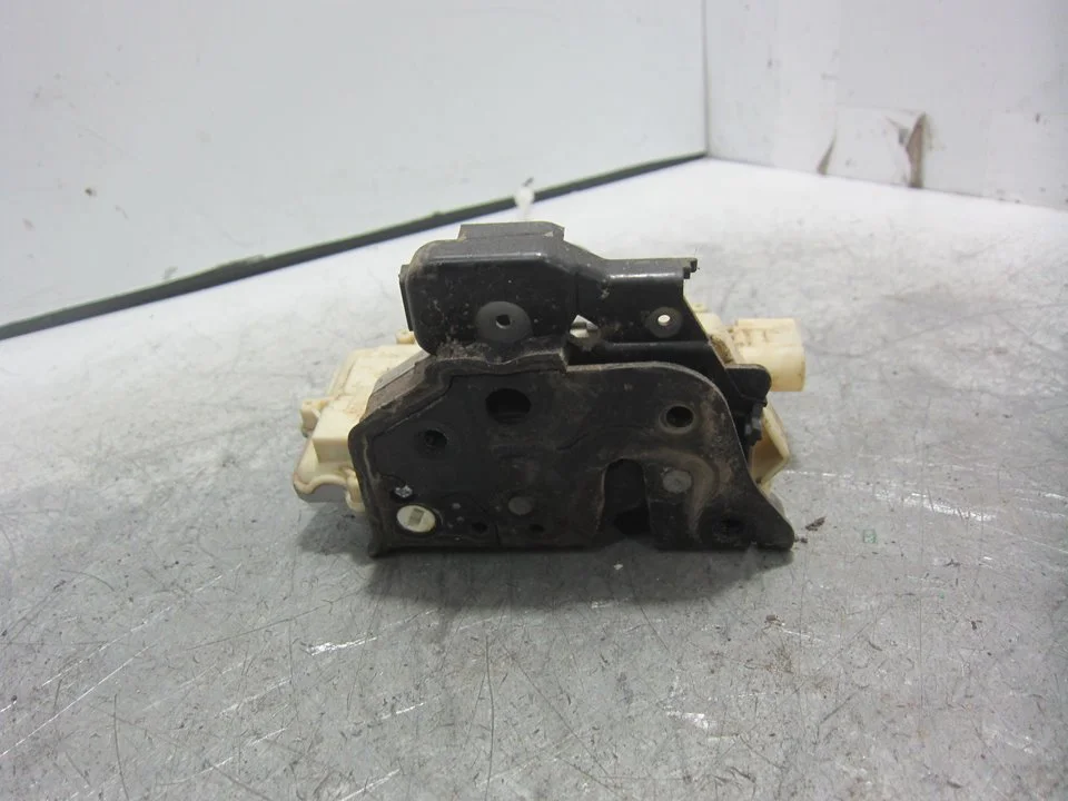 Foto de CERRADURA PUERTA TRASERA DERECHA AUDI A3 SPORTBACK (8PA) 1.9 TDI (105 CV / 77 KW) referencia 4F0839016