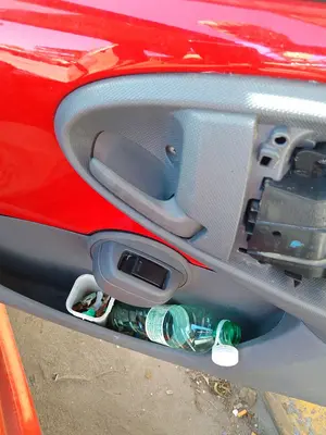 Foto de MANETA INTERIOR DELANTERA DERECHA PEUGEOT 107 1.0 CAT (384F) (68 CV / 50 KW)