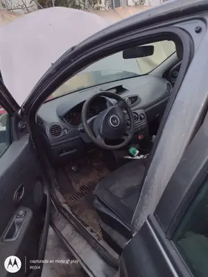 Foto de GOMAS CONTORNO PUERTA RENAULT CLIO III 1.2 16V (75 CV / 55 KW)