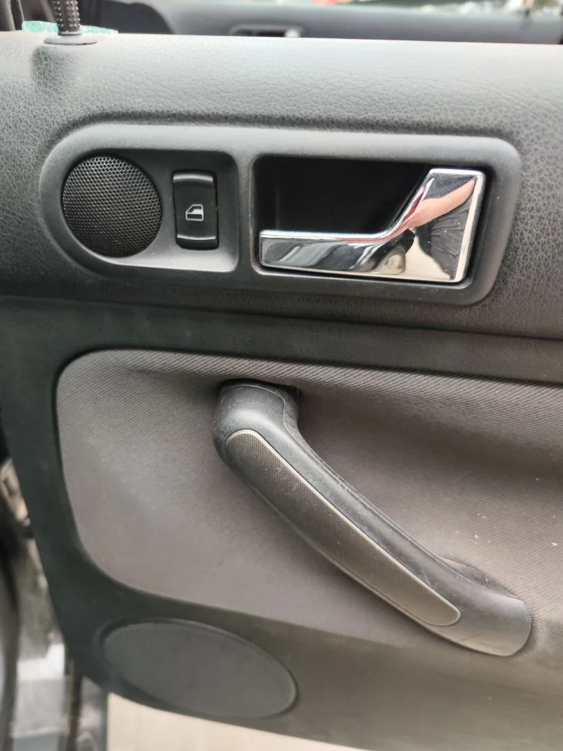Foto de MANETA INTERIOR TRASERA DERECHA VOLKSWAGEN BORA BERLINA (1J2)(1998) 1.9 TDI (110 CV / 81 KW)