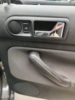 Foto de MANETA INTERIOR TRASERA DERECHA VOLKSWAGEN BORA BERLINA (1J2)(1998) 1.9 TDI (110 CV / 81 KW)