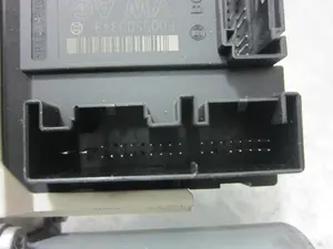 Foto de MOTOR ELEVALUNAS DELANTERO DERECHO SEAT ALTEA XL (5P5) 1.9 TDI (105 CV / 77 KW) referencia 5P0837402N foto 3