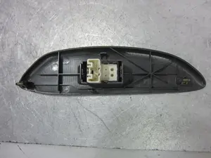 Foto de MANDO ELEVALUNAS DELANTERO DERECHO TOYOTA YARIS (NCP1/NLP1/SCP1) 1.0 CAT (68 CV / 50 KW) referencia 8481012080 foto 2