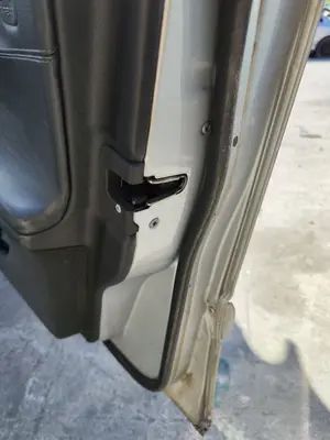 Foto de CERRADURA PUERTA DELANTERA DERECHA MERCEDES-BENZ CLASE E (BM 210) BERLINA 2.2 CDI CAT (143 CV / 105 KW) referencia A2027204435