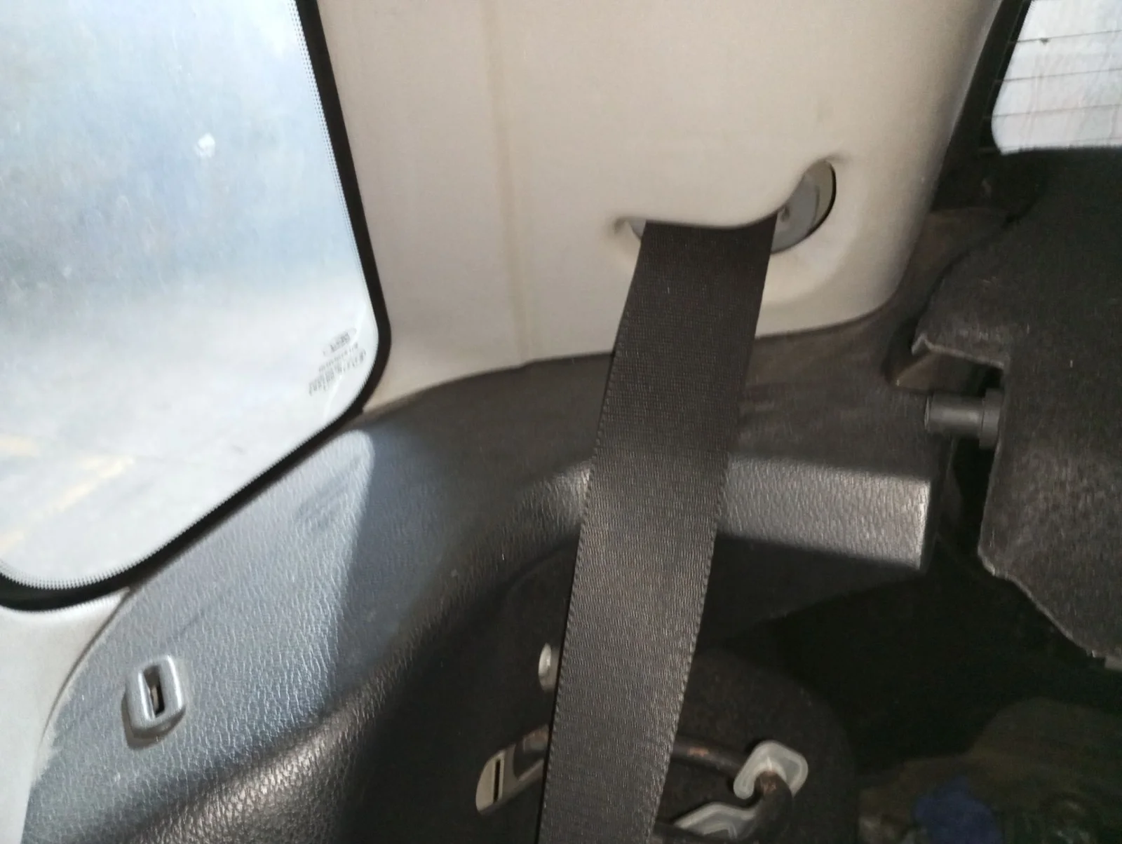 Foto de CINTURON SEGURIDAD TRASERO DERECHO FORD FIESTA (CBK) 1.4 TDCi CAT (68 CV / 50 KW) referencia 8V51A611B68AE