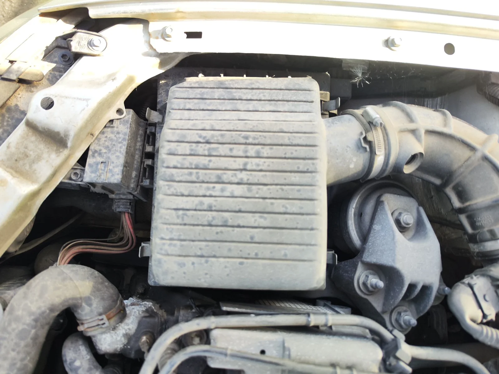 Foto de CAJA FILTRO AIRE OPEL VECTRA B BERLINA 2.0 DTI (101 CV / 74 KW) referencia 13271398