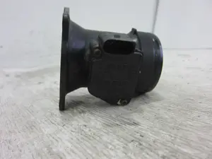 Foto de CAUDALIMETRO VOLKSWAGEN GOLF IV BERLINA (1J1)(10.1997) 1.6  (101 CV / 74 KW) referencia 06A906461B