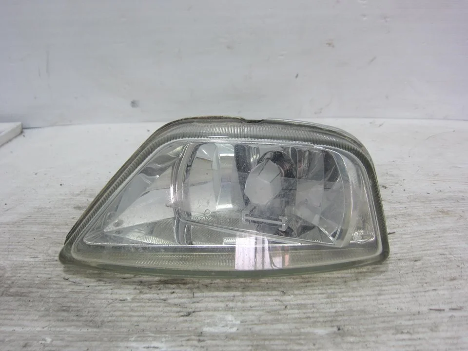 Foto de FARO ANTINIEBLA DERECHO FORD FOCUS BERLINA (CAK) 1.8 TDCi Turbodiesel CAT (116 CV / 85 KW) referencia 2M5X15N561A