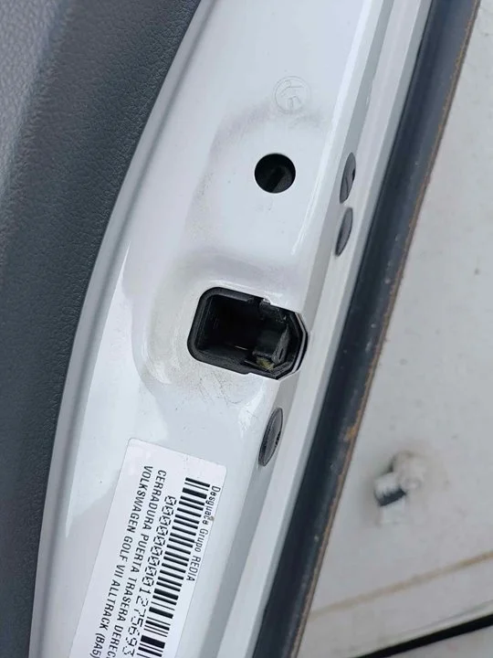 Foto de CERRADURA PUERTA TRASERA DERECHA VOLKSWAGEN GOLF VII (5G1/BE1) 2.0 TDI (184 CV / 135 KW)