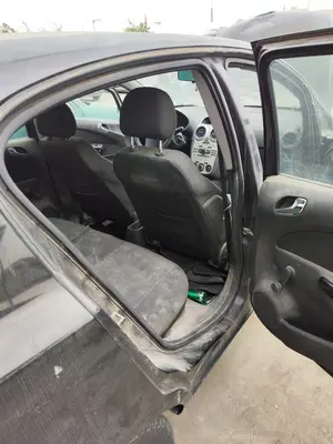 Foto de GOMAS CONTORNO PUERTA OPEL CORSA D 1.3 16V CDTI (75 CV / 55 KW)