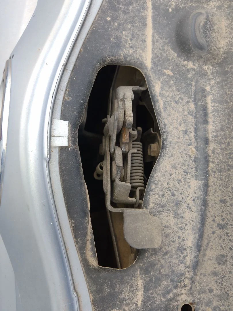 Foto de CERRADURA CAPO TOYOTA COROLLA (E12) 1.4 16V CAT (97 CV / 71 KW)