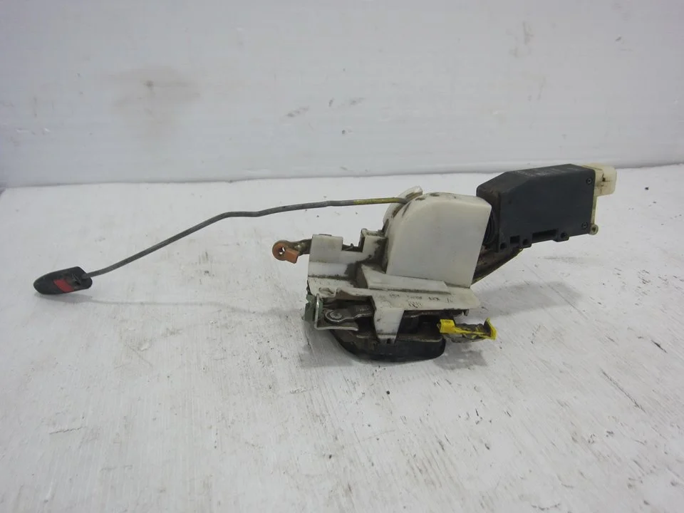 Foto de CERRADURA PUERTA DELANTERA DERECHA OPEL CORSA B 1.0 12V CAT (X 10 XE / LW3) (54 CV / 40 KW) referencia 90493702