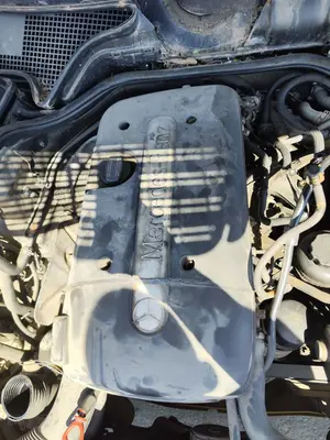 Foto de TAPA MOTOR MERCEDES-BENZ CLASE E (BM 210) BERLINA 2.2 CDI CAT (143 CV / 105 KW) referencia A6110101067