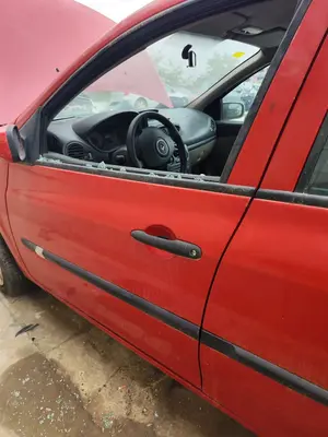 Foto de PUERTA DELANTERA IZQUIERDA RENAULT CLIO III 1.5 dCi Diesel CAT (86 CV / 63 KW)