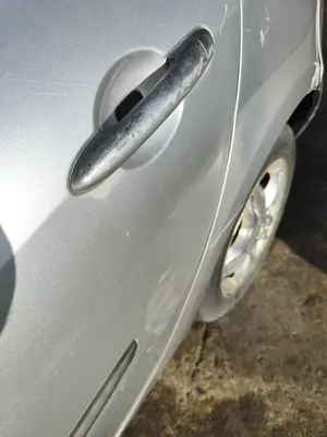 Foto de PUERTA TRASERA IZQUIERDA RENAULT CLIO III 1.4 16V (98 CV / 72 KW) foto 2