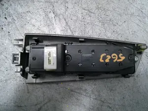 Foto de MANDO ELEVALUNAS DELANTERO IZQUIERDO TOYOTA COROLLA (E12) 1.6 16V (110 CV / 81 KW) referencia 848200F030 foto 4