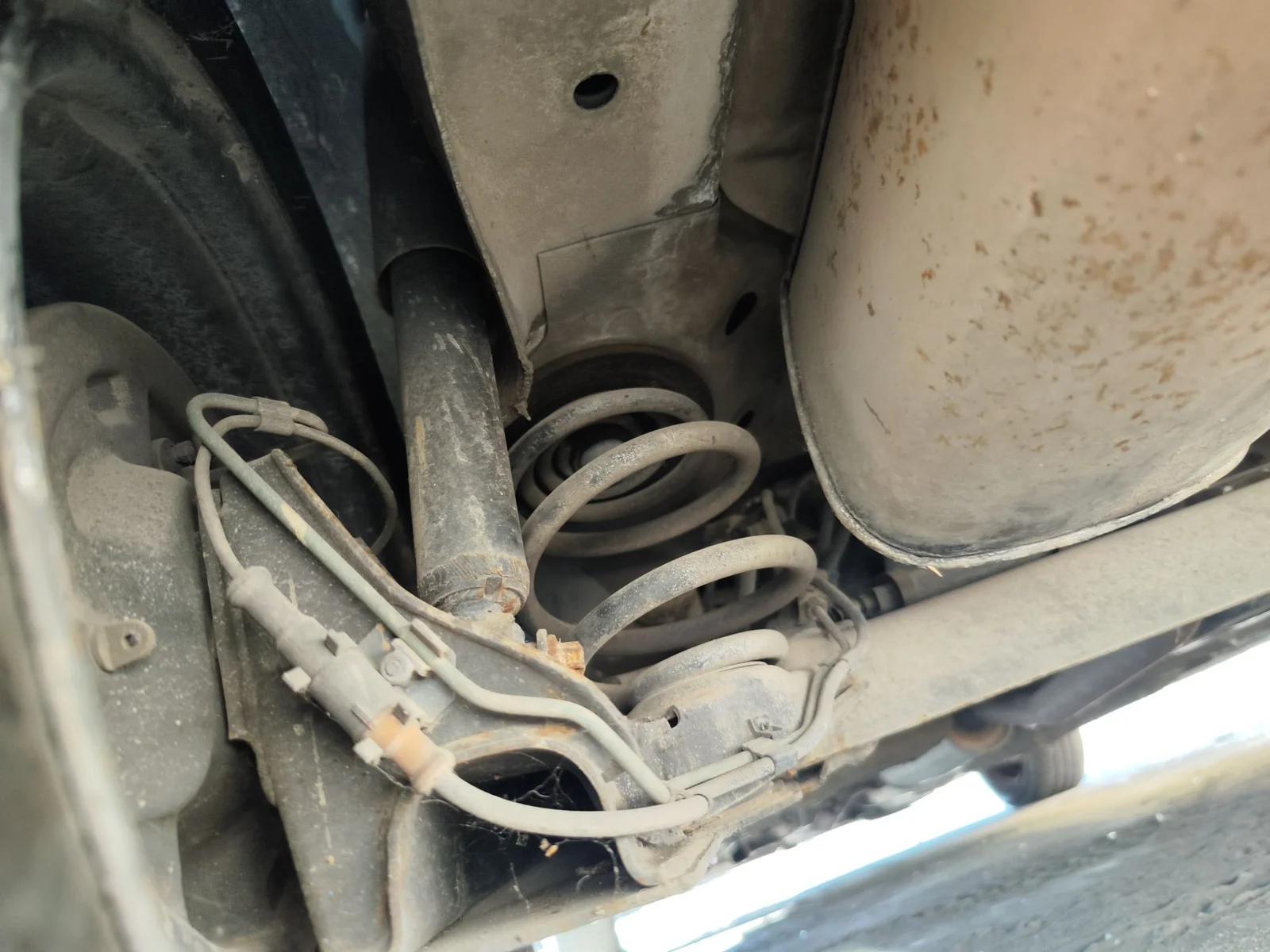 Foto de AMORTIGUADOR TRASERO IZQUIERDO OPEL CORSA C 1.2 16V CAT (Z 12 XEP / LB4) (80 CV / 59 KW)
