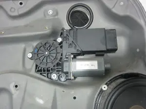 Foto de ELEVALUNAS DELANTERO IZQUIERDO VOLKSWAGEN GOLF IV BERLINA (1J1)(10.1997) 1.9 TDI (131 CV / 96 KW) referencia 1J4837461H foto 5