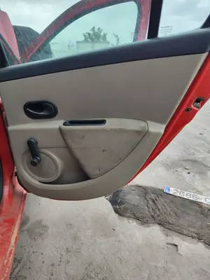 Foto de GUARNECIDO PUERTA TRASERA DERECHA RENAULT CLIO III 1.5 dCi Diesel CAT (86 CV / 63 KW)